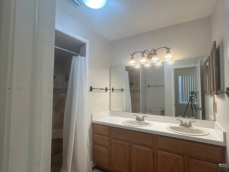 1532 N Carolwood Blvd — Photo 40