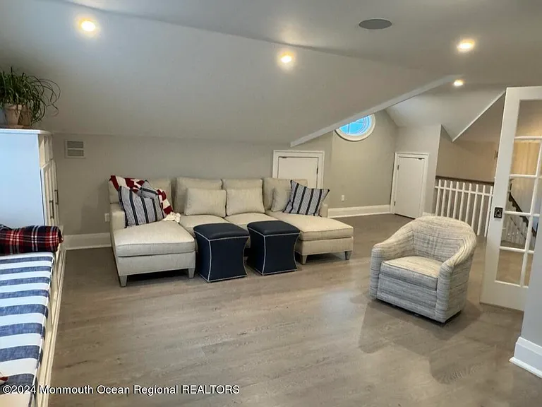 117 Sylvania Ave — Photo 42
