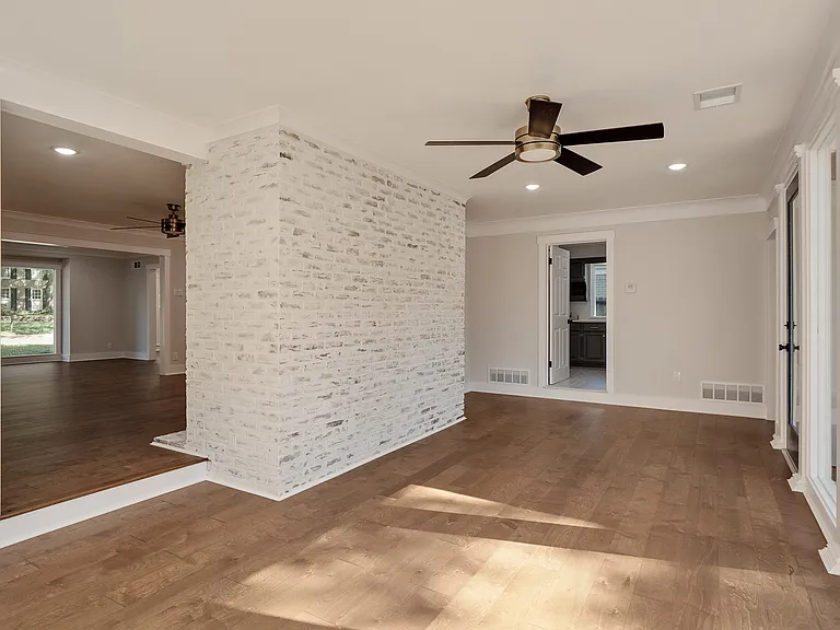 519 Thorn Ridge Cv — Photo 32