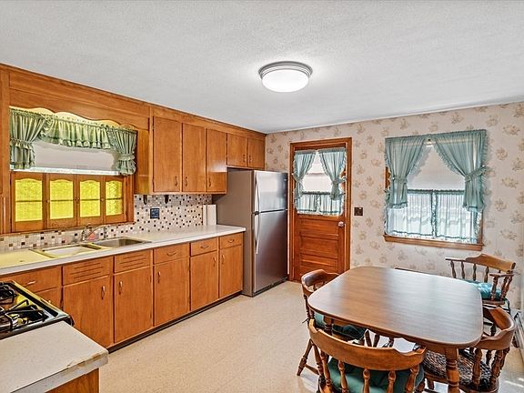 4th image of 20 Sherwood Ave