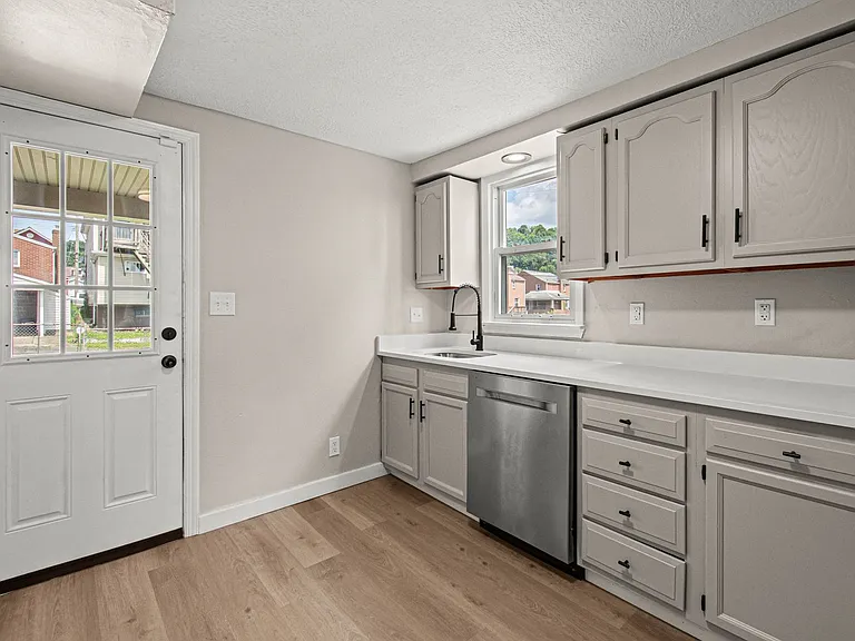 1138 W 11th St — Photo 34