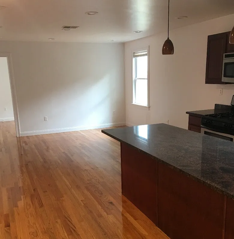 5 bed, 9999 sqft, $8,200 — Photo 4