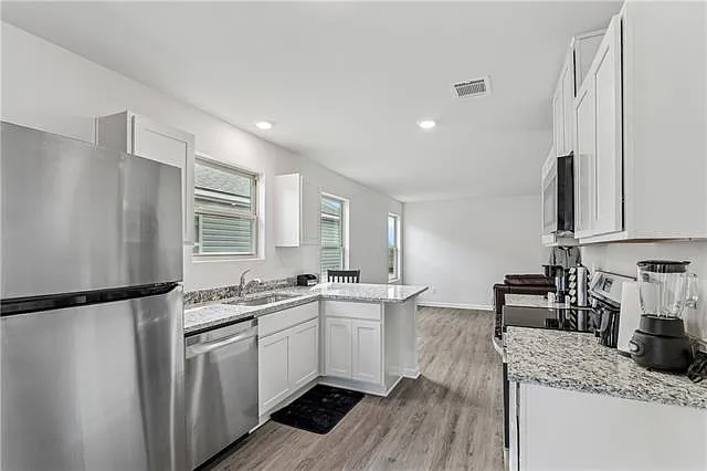 3 bed, 2.0 bath, 1178 sqft, $2,000 — Photo 2