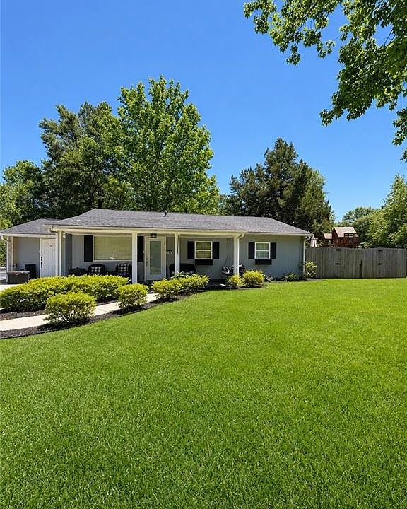 1st image of 301 Evergreen Hl