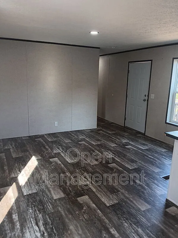 3 bed, 2.0 bath, 1056 sqft, $999 — Photo 3