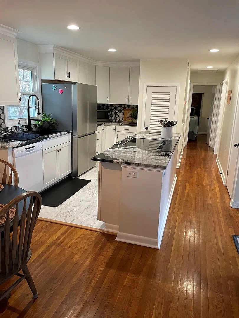 Sweet 3 BR, 1Ba home on quiet street in town — Photo 4