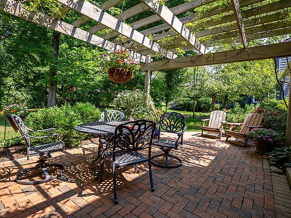 4th image of 8094 Tanager Woods Ct