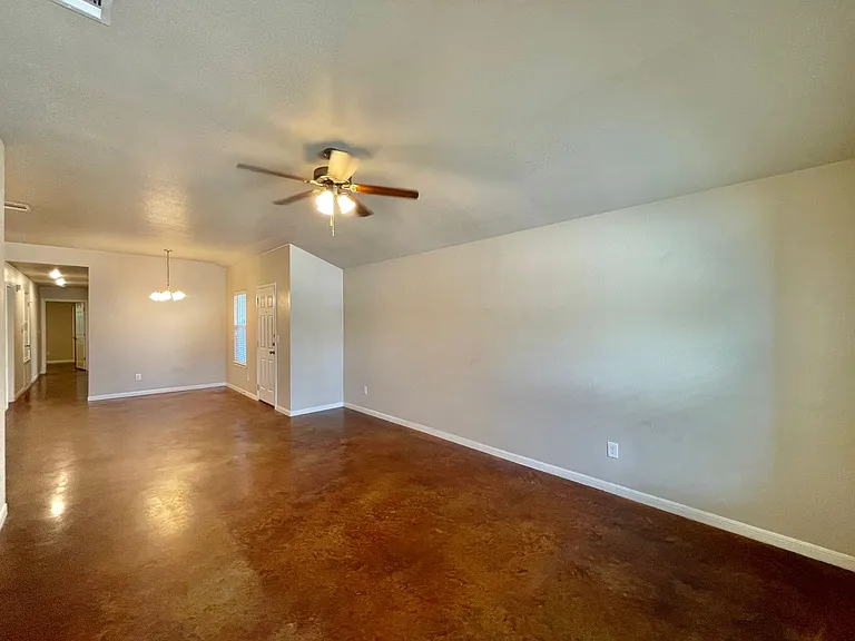928 Maplewood St — Photo 3