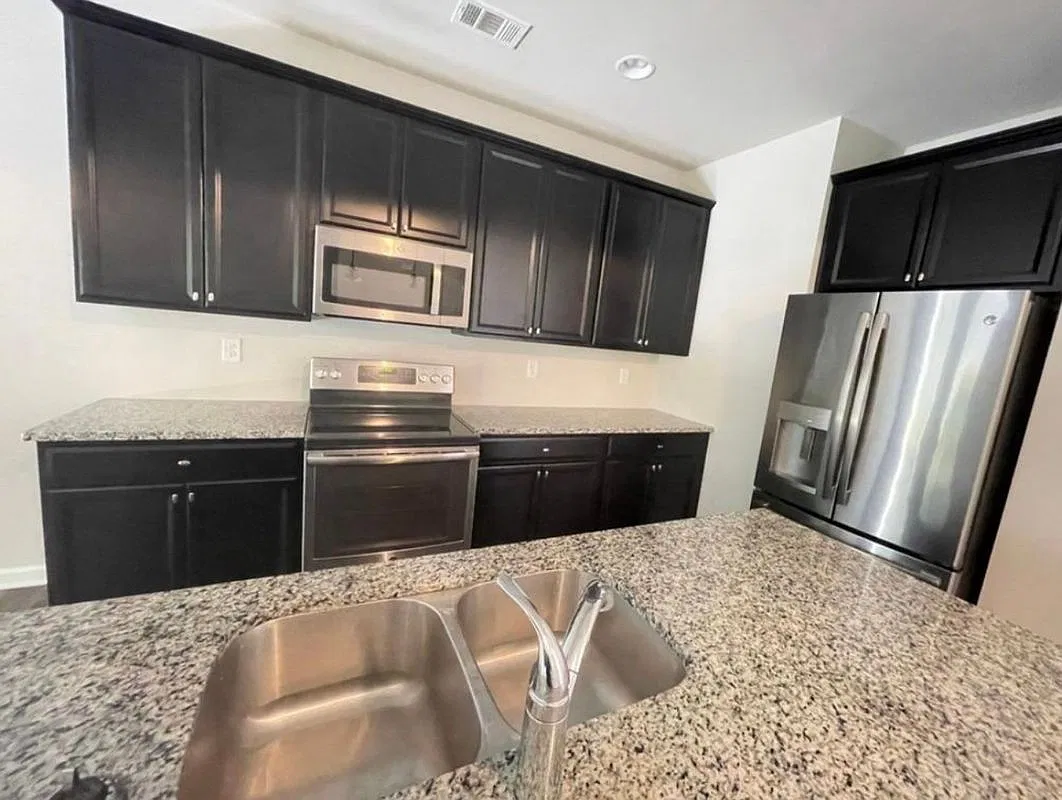 3 bed, 2.5 bath, 1707 sqft, $2,300 — Photo 4
