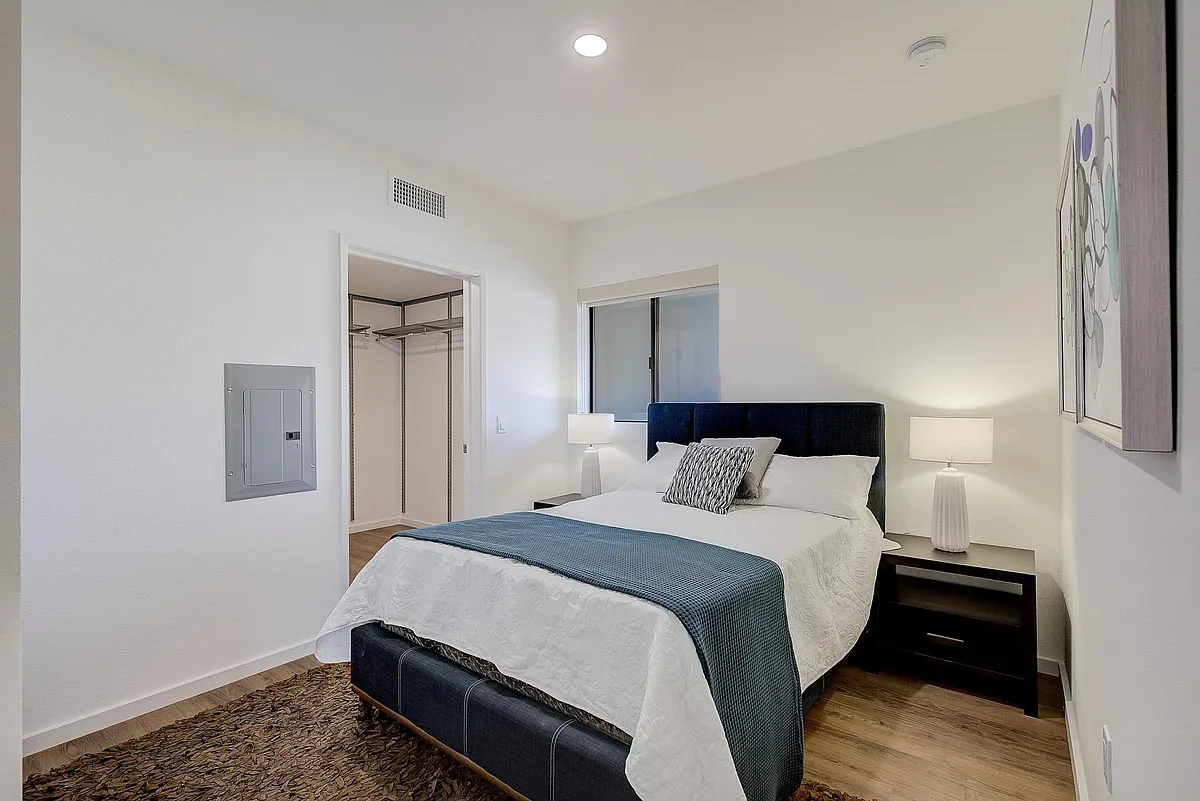 Building Photo - 1901 Echo Park Ave #201