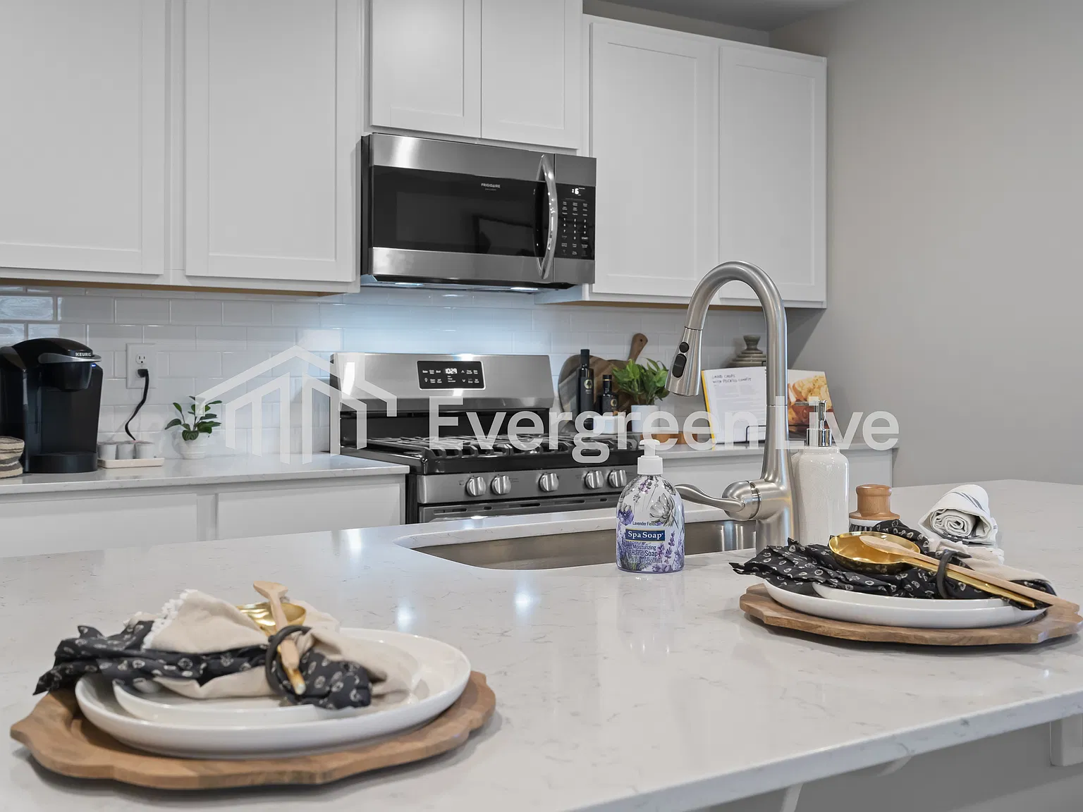 5 bed, 2.5 bath, 2306 sqft, $2,095 — Photo 3