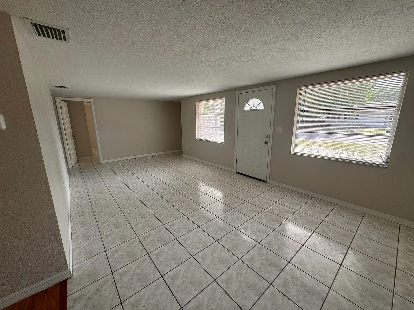 2 Bedroom 1.5 Bath Clean & Cozy Home for Rent — Photo 3