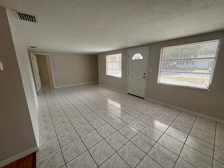 10731 Premier Ave — Photo 3