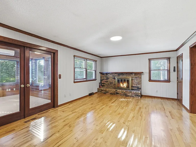 6208 Hillside Rd — Photo 2