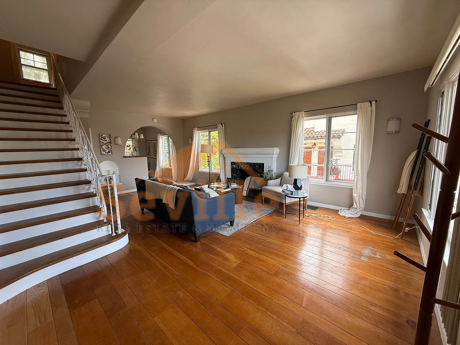 2 bed, 950 sqft, $3,299 — Photo 1