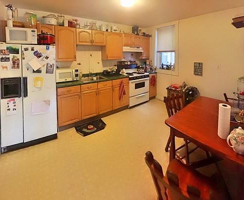 2nd image of 214 Saint Paul St #4