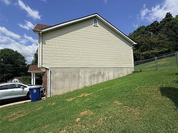 2nd image of 1703 Hilltop Ln