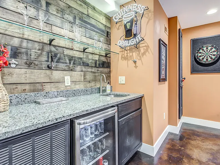 1415 Benjamin St — Photo 29