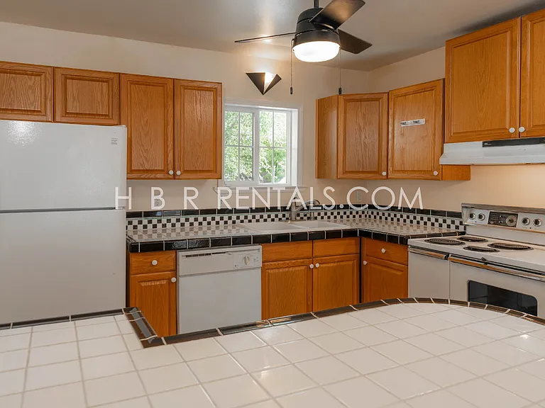1650 Bessie Ave — Photo 5