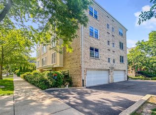601 Ridge Rd APT 401, Wilmette, IL