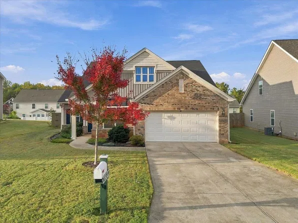 565 Goldstone Ln, Boiling Springs, SC 29316