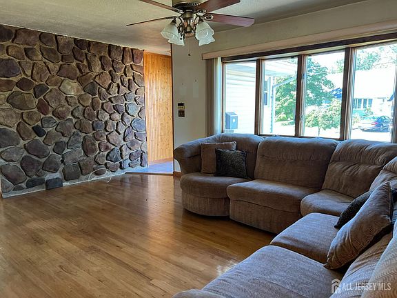 3rd image of 31 Mercer Rd