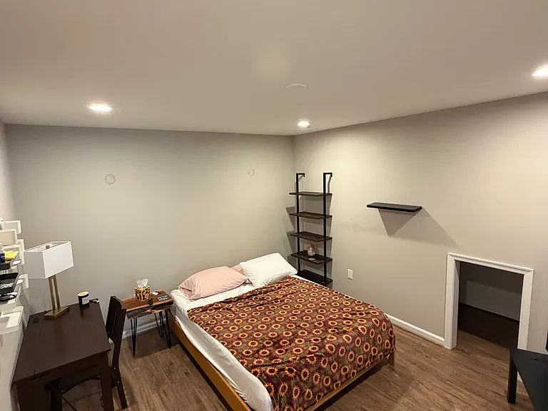 Master Bedroom, New Queen bed and desk included.