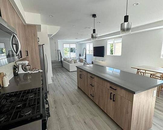 3rd image of 4295 Tujunga Ave