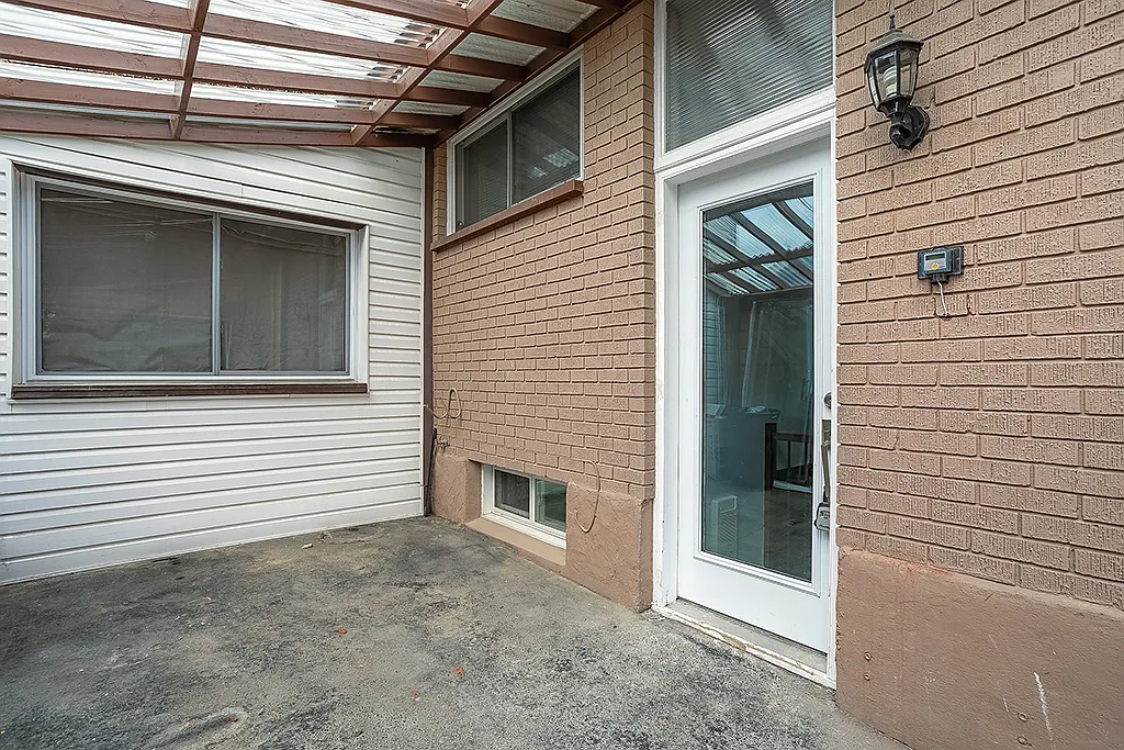 Building Photo - 1255 Rideout Cres #B