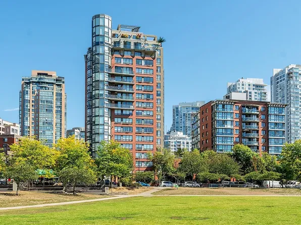 199 Drake St #15C, Vancouver, BC V6Z 2T9