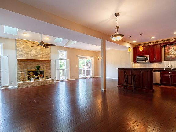 4th image of 613 Charlemagne Cir