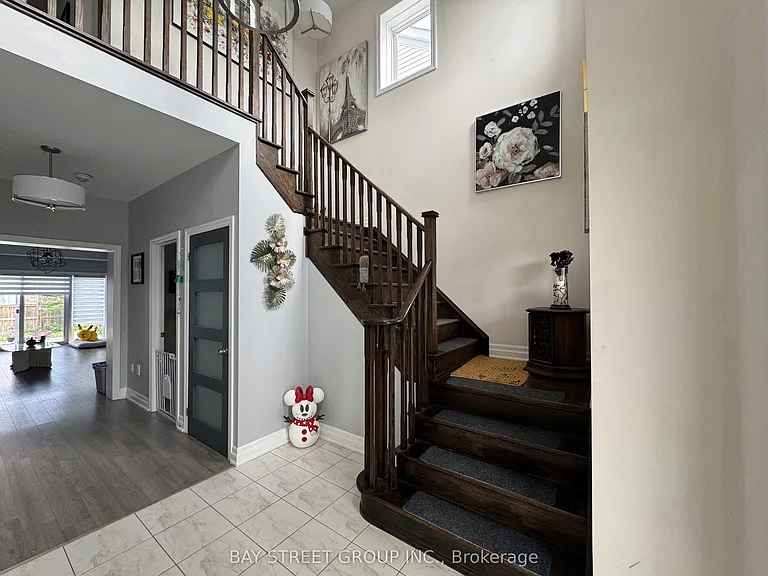 51 Dominion Cres — Photo 2