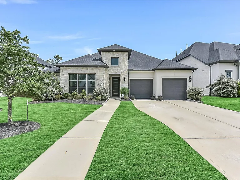 11927 Carillon Forest Dr — Photo 1