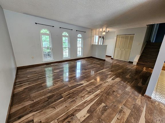 4th image of 2 Hilton Ln