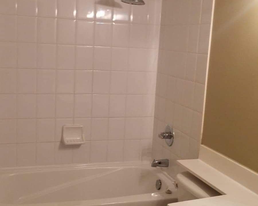 2nd image of 33 Elm Dr W #2605