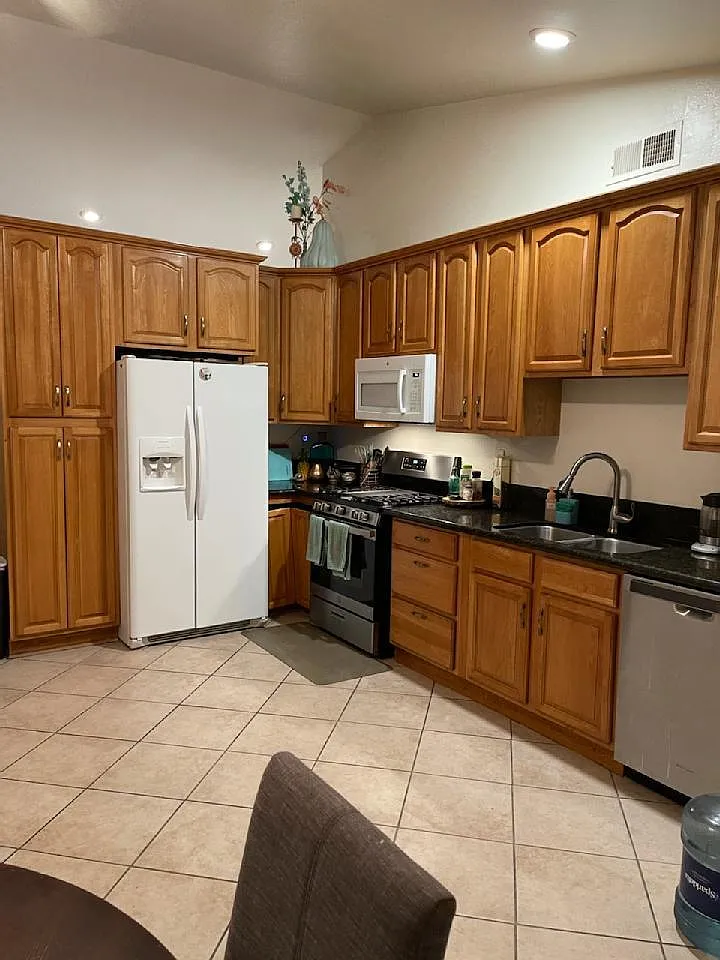4 bed, 1345 sqft, $4,000 — Photo 3
