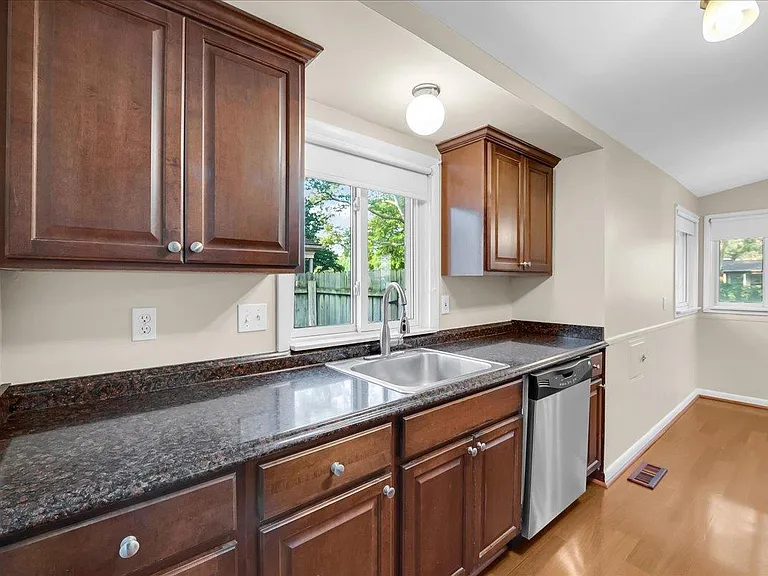 24240 Beverly St — Photo 9