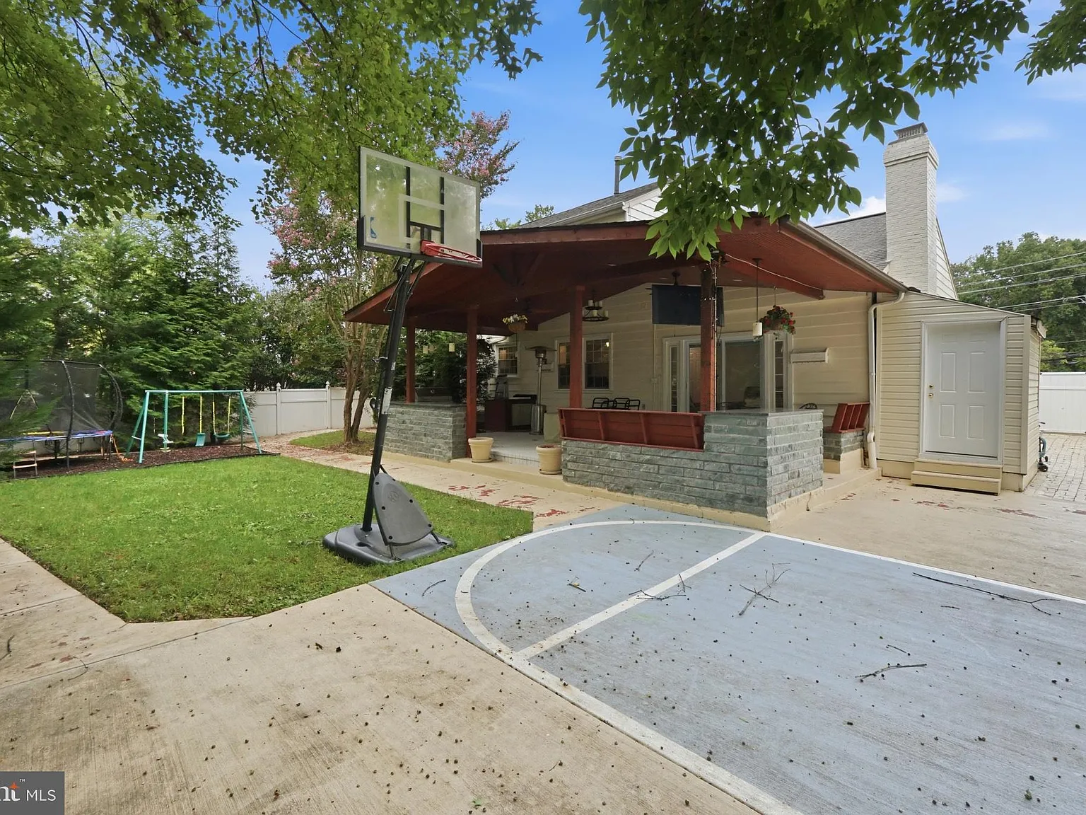 5 bed, 3.5 bath, 3411 sqft, $6,350 — Photo 2