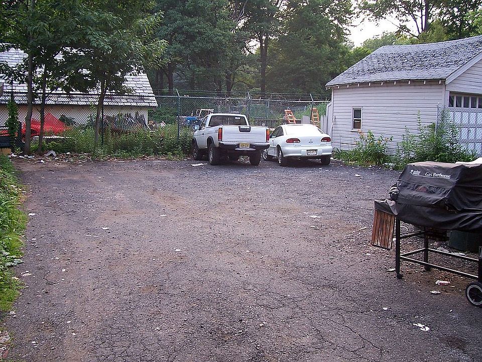 2nd image of 1012-1016 Byron Ave