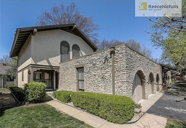 Beautifully maintained , Spacious and open plan, light and bright! Welcome home !