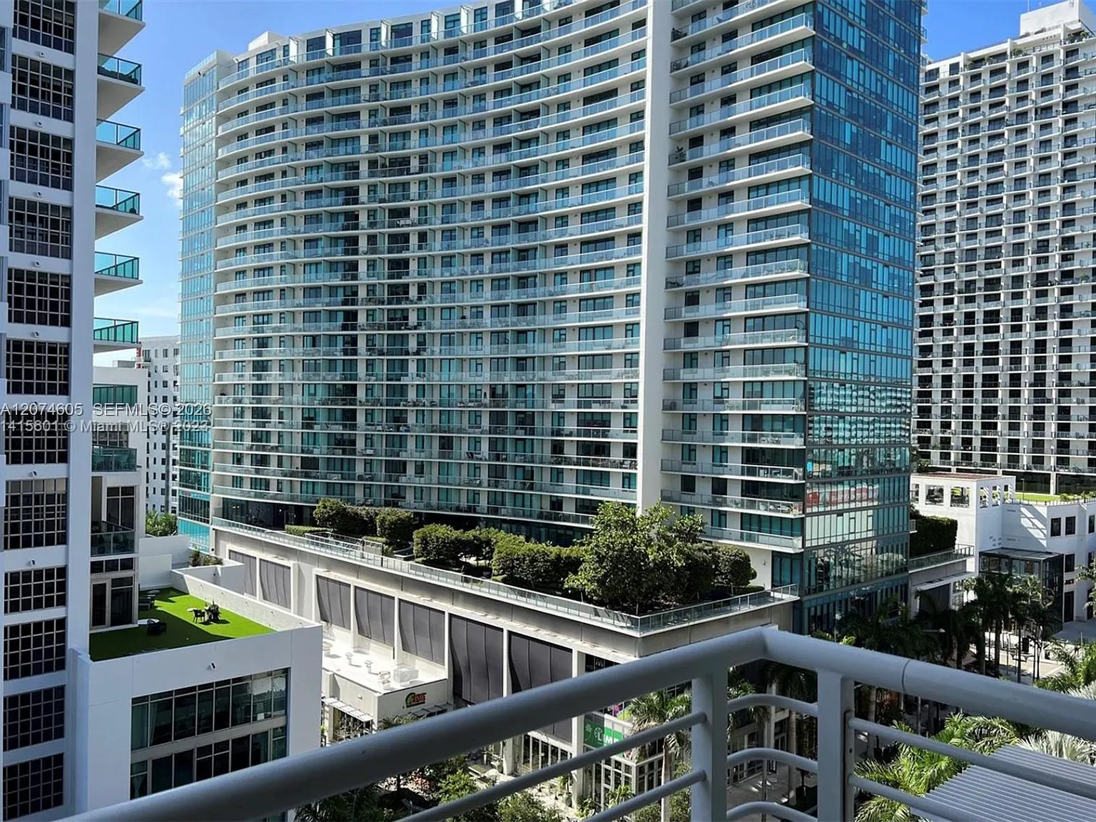 Midblock Miami Condo — Photo 2