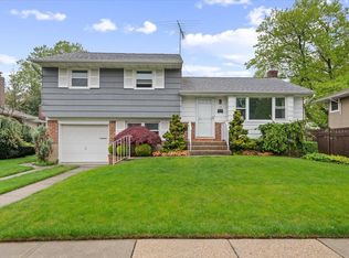 16 Bradley St, Plainview, NY 11803