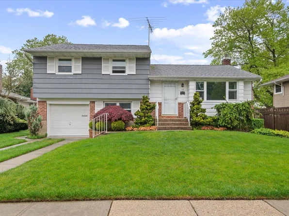 16 Bradley Street, Plainview, NY 11803