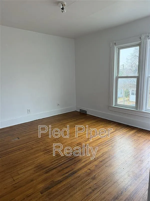 2 bed, 1.0 bath, 2241 sqft, $1,200 — Photo 3