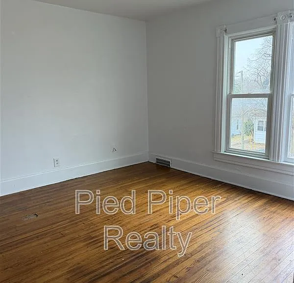 534 1/2 E Wyandotte St — Photo 3