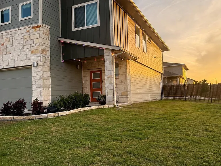 10924 Meris Ln — Photo 2