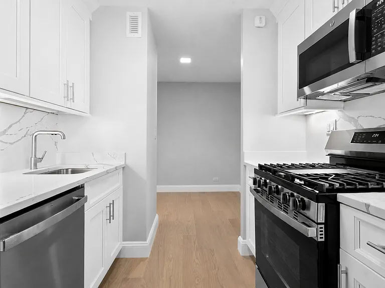 155 W 68th St #511 — Photo 3