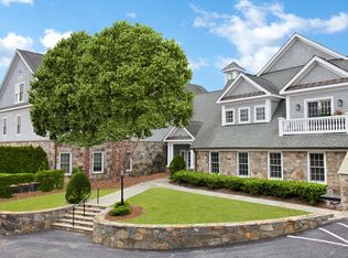 2 Dearfield Dr APT 2D, Greenwich, CT 06831