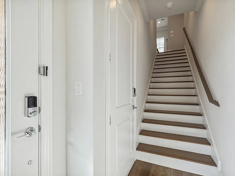 626 Dalton Ln — Photo 10