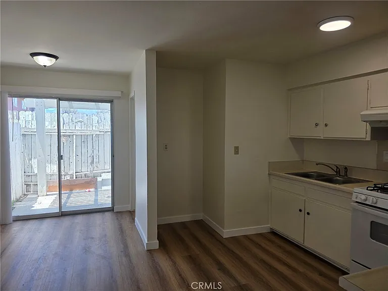 928 N Vicentia Ave #C — Photo 4